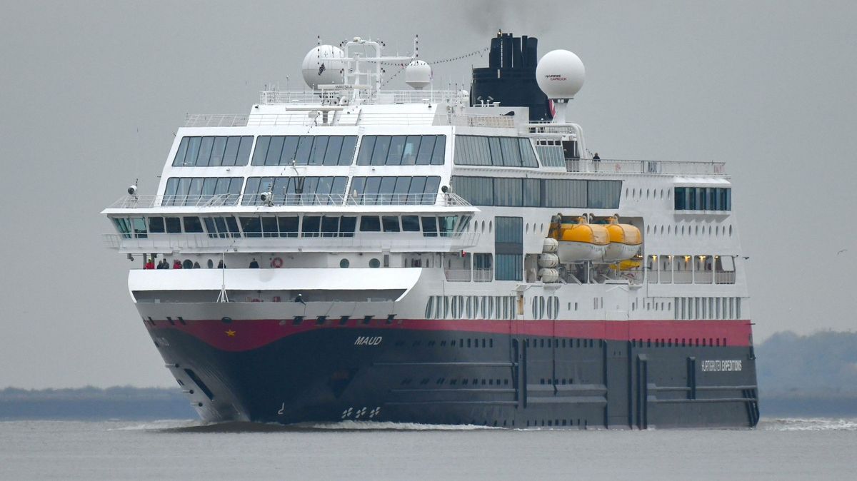 Výletní loď se stovkami pasažérů kvůli silné bouři uvízla v Severním moři